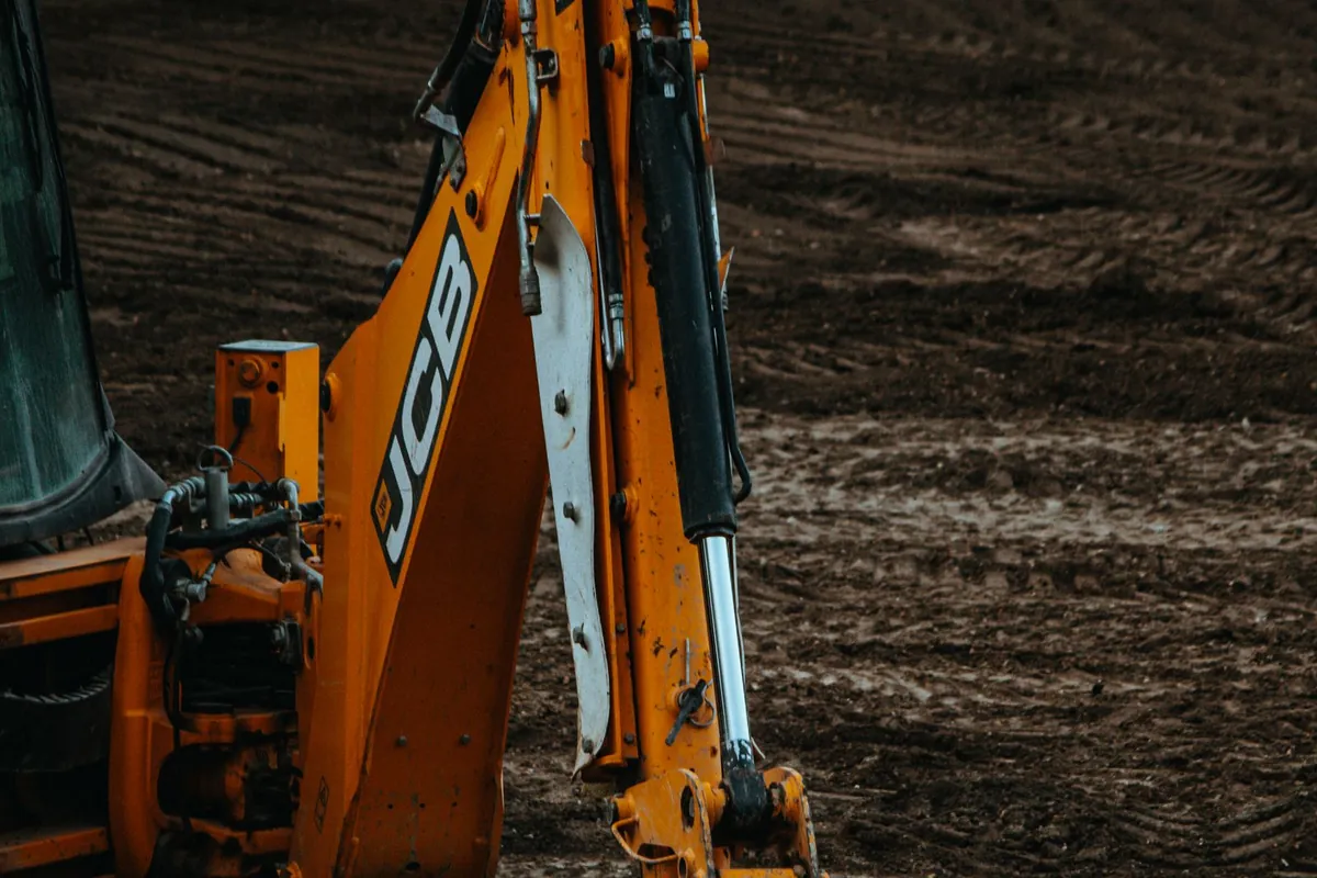 Small excavator digging, the type of equipment used for septic and drain field repairs around Dublin and Hilltown, PA